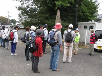 首掛けの松と、銀杏観音の説明を聞く、ウォーキング参加者